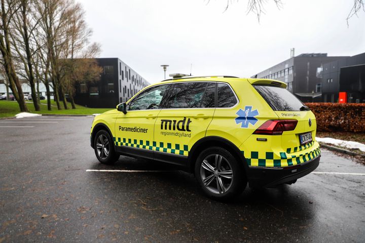 Paramedicinerbilen i Randers kører hver dag fra otte morgen til otte aften. Den er ikke begrænset geografisk og kan køre i hele regionen.
