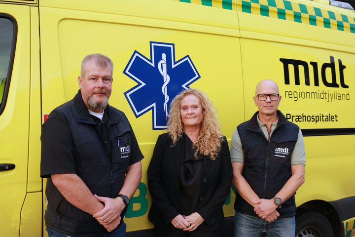 Præhospitalets og Offerrådgivningens samarbejde giver bedre muligheder for at hjælpe de borgere, der har været til stede ved færdselsulykker eller andre ulykker. Fra venstre: Funktionsleder i Præhospitalet Kenneth Snogdal Jørgensen, sekretariatschef i Offerrådgivningen Dorte Kallestrup Mortensen og cheflæge i Præhospitalet Niels-Christian Emmertsen.