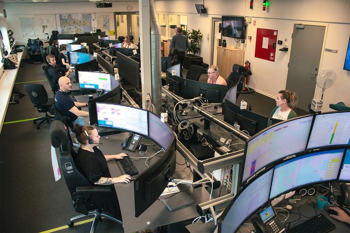 Medarbejderne i lægevagten og AMK-vagtcentral kan viderestille borgerne til den nye psykiatrifunktion. Her ses AMK-vagtcentral, hvor man tager imod sundhedsfaglige 1-1-2.