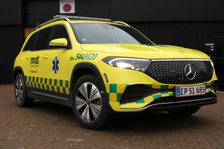 Samarbejdet giver hospitalslægerne mulighed for at få hjælp af paramedicinere og ambulancebehandlere til at tilse borgeren i eget hjem, mens lægerne er med via telefon og video. På billedet ses paramedicinerbilen på basen i Horsens.