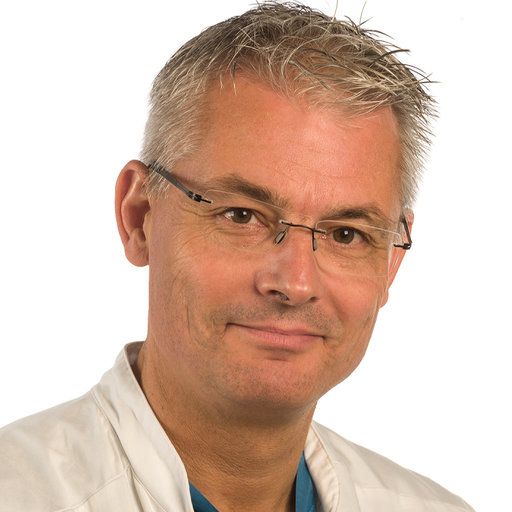 Overlæge Ole Brink har sammen med en række internationale ortopædkirurger sammenlignet operationsresultater hos patienter med hoftebrud opereret med to forskellige slags implantater uden at finde belæg for øget brug af dyrere implantater.