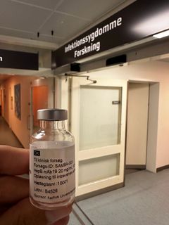 Forsøgsmedicin indeholdende et monoklonalt antistof mod hepatitis B, som nu testes på Aarhus Universitetshospital.