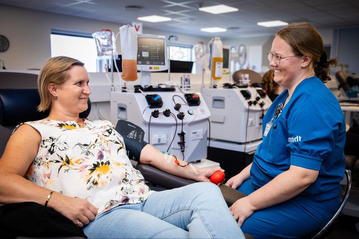 Mette Wiborg i gang med at donere plasma hos sygeplejerske Louise Bach Albrecht i Blodbankens Plasmacenter i Aarhus.