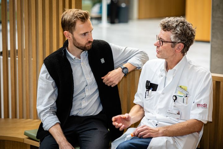 Læge, ph.d.-studerende Rasmus Møller Jørgensen (t.v) er hovedforfatter på studiet, der har undersøgt vægtudviklingen hos cirka 3000 børn. Her sammen med professor Jens Meldgaard Bruun.