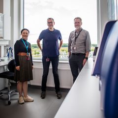 Forskningsprojektet kombinerer avancerede analyser af blodprøver og hjerteskanninger fra ca. 5.000 personer med type 2-diabetes med eksperimentelle studier af åreforkalkning i genmodificerede mus. Fra venstre: Lektor Lin Lin, professor og forskningschef Niels Jessen og professor Jacob Fog Bentzon.