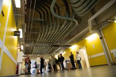 Rørpostsystemet på AUH vises frem til en gruppe mennesker