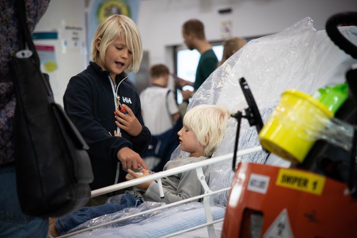 To børn prøver en hospitalsseng