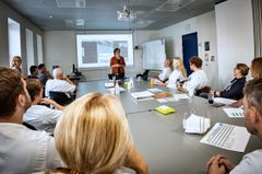 Torsdag morgen blev personalet undervist i videokonsultation, og herefter er alle konsultationer i afdelingens klinik frem til middag booket som videokonsultationer.