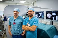 For overlægerne Nikolaj Skou og Laurynas Kazlas er navigationssystemet til varmebehandling af leversvulster et kæmpe fremskridt.