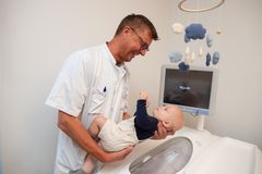Med en såkaldt ”Pea Pod”, en særlig scanner, måler forskerne spædbørns kropssammensætning for at se, hvordan B. infantis påvirker vækst.