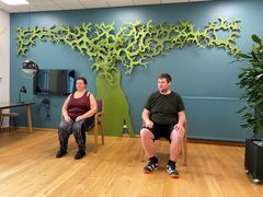 Træningsmodellerne skal i gang med en fysisk øvelse siddende på stol.