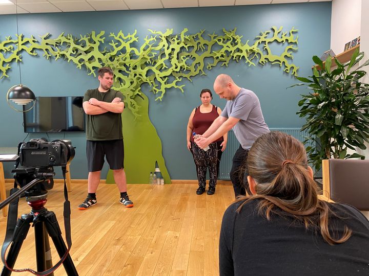 Fysioterapeuterne forklarer modellerne, hvordan en øvelse skal udføres.