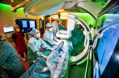 Karkirurger på Aarhus Universitetshospital opererer på en ny hybridstue, hvor avanceret røntgenudstyr understøtter kirurgernes arbejde.