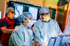 Karkirurger på Aarhus Universitetshospital opererer på en ny hybridstue, hvor avanceret røntgenudstyr understøtter kirurgernes arbejde.