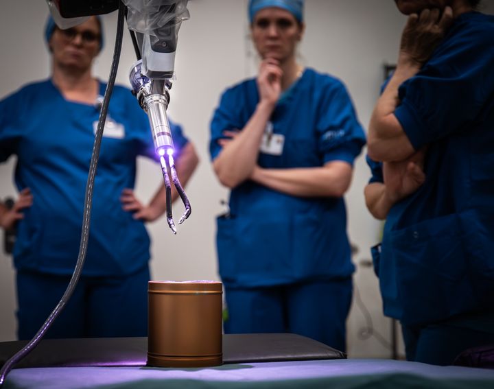 De forskellige kirurgiske instrumenter og kamera kommer ud af det cirka tre centimeter brede metalrør. Billedet er fra en træningssession på Aaarhus Universitetshospital d. 7. januar 2026.