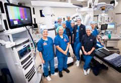 Hele holdet bag bestående af kirurg, anæstesipersonale og operationssygeplejersker. Robotområdet på AUH er resultatet af en stærk holdindsats med stort engagement og bred opbakning. Billedet er fra en træningssession på Aaarhus Universitetshospital d. 7. januar 2026.