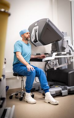 Overlæge Thomas Kjærgaard, styrer robotten fra en konsol cirka to meter fra lejret. Billedet taget fra en træningssituation den 7. januar 2026.