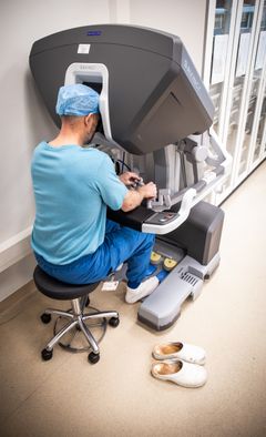 Ud over gevinsterne for patienterne giver robotten også bedre arbejdsvilkår for kirurgerne. Systemet sikrer bedre ergonomi, skarpere visualisering af operationsfeltet og meget præcise instrumentbevægelser.