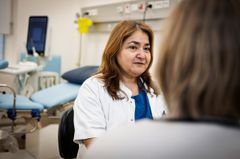 Læge holder samtale med en patient