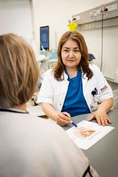 Læge holder samtale med en patient