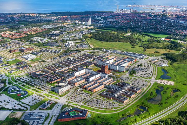 Certificeringen er resultatet af et længere forløb, hvor hospitalet har haft besøg af internationale auditører fra OECI ad to omgange. Auditforløbene har peget på forbedringsmuligheder for kræftindsatsen på AUH som løbende bliver efterfulgt, og akkrediteringsprocessen har dermed også fungeret som løftestang for udviklingen af kræftindsatsen på AUH.