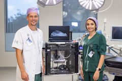 Tobias Todsen og Fatemeh Makouei står bag projektet 3Sonic fra Rigshospitalet, der udvikler teknologi, som kan gøre kræftoperationer mere præcise.
