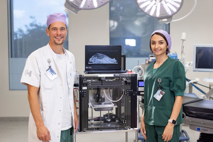 Tobias Todsen og Fatemeh Makouei står bag projektet 3Sonic fra Rigshospitalet, der udvikler teknologi, som kan gøre kræftoperationer mere præcise.