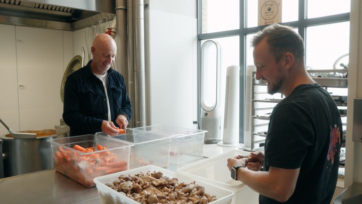 Alm. Brand Groups administrerende direktør Rasmus Werner Nielsen (tv) i køkkenet i Kødbyen på Vesterbro i København sammen med JunkFoods køkkenchef Philip Eistrup Davidsen.