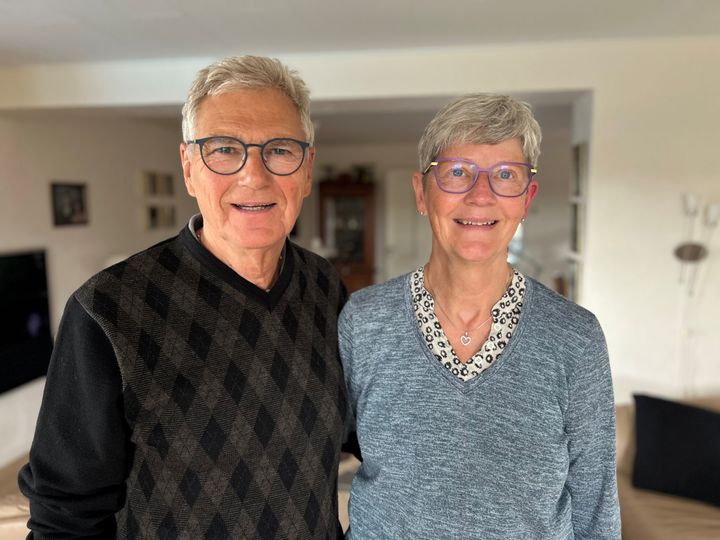 Ægteparret Tonny og Anne Bodil bor i Fuglebjerg på Sydsjælland. I efteråret 2022 havde de et forbrugsvandrøret, hvilket medførte omfattende skader på deres hjem. Siden 2025 har de haft en LeakBot installeret - en intelligent vandalarm, der kan opdage utætheder på vandrør, som de har fået af deres forsikringsselskab Alm. Brand, der er en del af Alm. Brand Group.