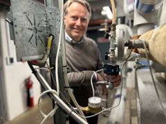 Kim Bai Wadstrøm, koncerndirektør for Privat i Alm. Brand Group. Her med en LeakBot - en intelligent vandalarm, der kan opdage utætheder på vandrør og andre installationer i hjemmet. Brugeren bliver advaret om mulig utæthed eller lækage på et vandrør via en app, som brugeren har adgang til via mobilen.