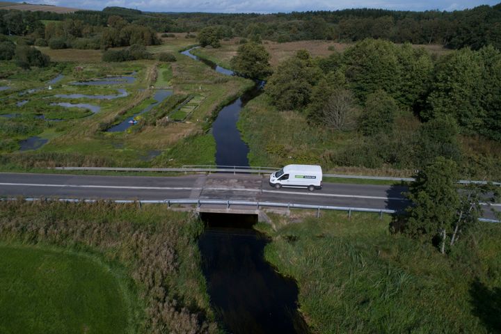 Varebil i grønt landskab