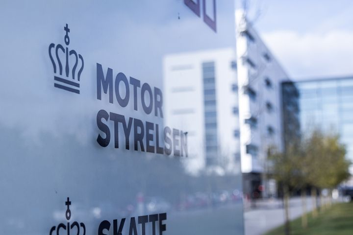 Billede af skilt med Motorstyrelsen og bygning i baggrunden