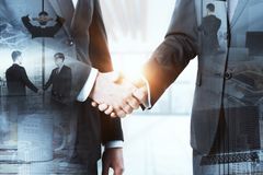 To mænd giver hånd.