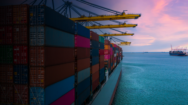 Containerskib sejler på åbent hav