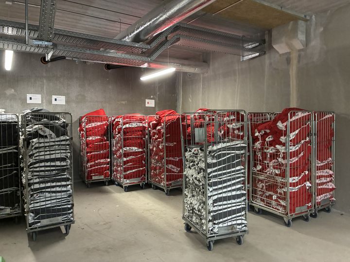 Det%20nyvaskede%20linned%20ligger%20klar%20i%20farvekodede%20stofposer%20alt%20efter%20indhold