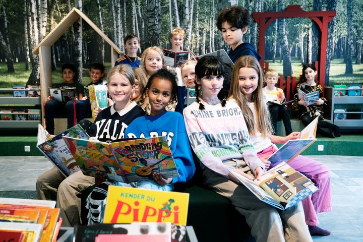 Foto af børn fra Lundtofte Skole i de naturinspirerede omgivelser på det nyåbnede Lundtofte bibliotek.