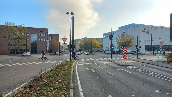 Kanalvejskrydset fredag 7. november kl. 14.15. Fredag eftermiddag åbnede de afspærrede veje langs letbanen i centrum igen. Efter nogle år med massivt anlægsarbejde afslutter letbanen nu sit arbejde i det centrale Lyngby.