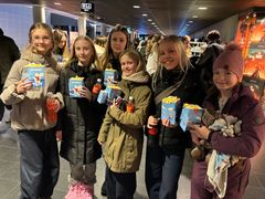 BILLEDE 2: Fra venstre mod højre er det Marie, Ofelia, Victoria, Edith, Ellen og Asta. Pigerne går i 6.X. på Lindegårdsskolen, hvor de alle er med i skolepatruljen.