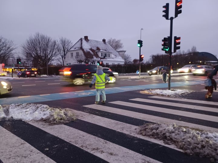 Januar og februar plejer at være den koldeste tid på året. Derfor gennemfører Rådet for Sikker Trafik og LB Foreningen sammen med landets kommuner og Politiet kampagnen ”Den Sureste Uge” i uge 5, der skal få flere til at vise skolepatruljerne den anerkendelse, som de fortjener. På billedet ses skolepatruljen ved Engelsborgskolen torsdag morgen 29. januar 2026.