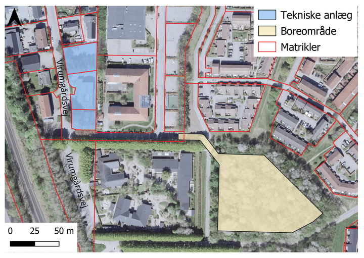 Den tekniske bygning til Geotermianlægget forventes placeret dér hvor den blå figur markerer området, mens selve boreanlægget forventes placeret under jorden i det beige område.