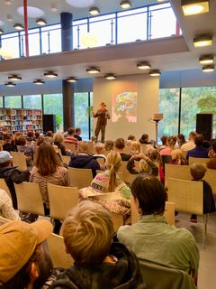 Foto fra sidste års Faglitterær Festival 2025, hvor Kristian Gintberg fortalte om sin bog 'Kristian på sporet af klimaet'