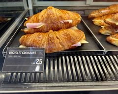 Upcyclet croissant i 7-Eleven-butik