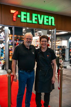 På billedet: Kai og Susie Mandrup. Kai er franchisetager, og Susie er butikschef for den nye butik.