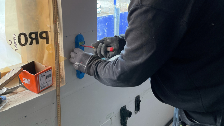 Flere og flere danskere kaster sig over gør-det-selv-opgaver under et renoveringsprojekt, bl.a. for at energioptimere boligen, men el-arbejde uden en autorisation kan både være ulovligt og livsfarligt.