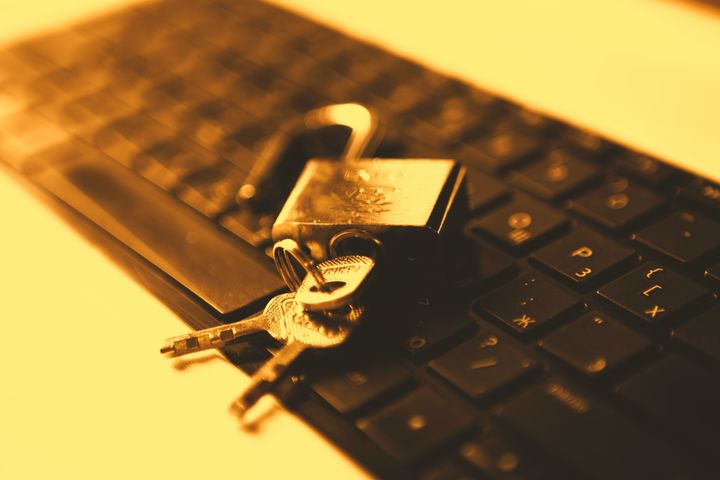Tastatur med lås og nøgler, der indikerer cybersikkerhed