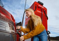 Det tager 20-30 minutter at lade elbilen ved de nye ladestandere.