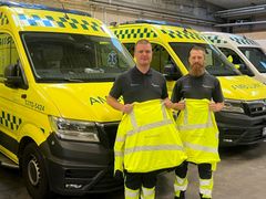 Efter endt uddannelse har Michael (tv) og Emil (th) nu fået autorisation som ambulancebehandlere. Foto må frit bruges ved omtale af navnenyheden.