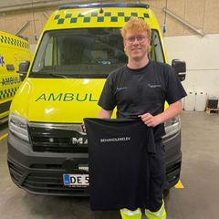Anders Kjær er 23 år og bor i Nørre Sundby. Siden folkeskolen har Anders vidst, at han ville være ambulancebehandler. Han har tidligere arbejdet hos Beredskabsstyrelsen i Thisted og på et bosted.