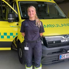 Marta Bundgaard er 21 år og bor i Thisted. Hun har tidliger været konstabel i Holstebro, arbejdet på et bosted for udviklingshæmmede og senest som portør på Thisted Sygehus.