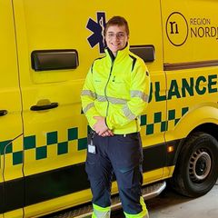 Mathias er 24 år og bor i Aalborg. Han har tidligere været i Beredskabsstyrelsen i Thisted, arbejdet med patientransport i flere år og senest som portør i Aalborg.